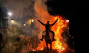 تمتطى الخيول وتقفز عبر نيران مشتعلة في شوارع مرصوفة بالحجارة. هذه الفعالية السنوية.