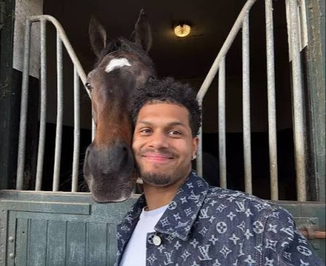 مهاجم برايتون الفرنسي جورجينيو روتر مع الخيول