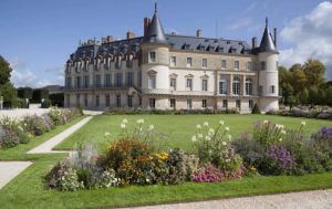 القصر واحداً من أبرز المعالم التاريخية في المدينة، وهو يحتضن حدائق واسعة ومرافق سياحية مميزة