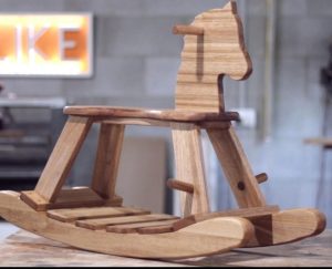 نشأت فكرة ركوب الخيول الخشبية في كل المجتمعات البشرية التي احبّت الخيول