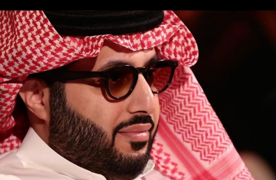 كشف تركي آل الشيخ عن زيارة خاصة أجراها الملاكم المكسيكي ساول كانيلو ألفاريز لمشاهدة الخيول العربية