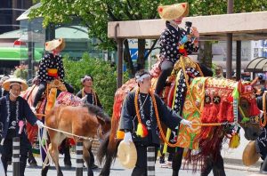 زينت الخيول بأقمشة ملونة وأجراس نحاسية صغيرة تصدر صوتاً متواصلاً أثناء الحركة.