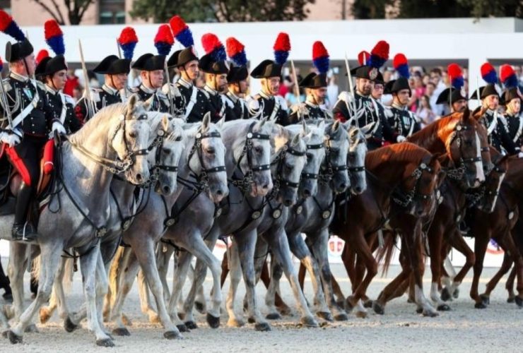 فوضى وإصابة فرسان وخيول خلال تدريب عسكري في روما