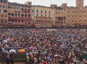 يعد باليو سيينا أحد أقدم وأكثر سباقات الخيول ارتباطًا بالهوية المحلية في إيطاليا
