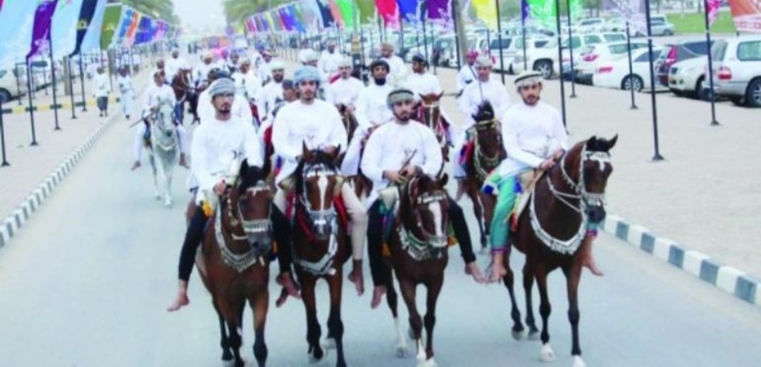 حصان هارب يربك حركة المرور في صلالة قبل السيطرة عليه