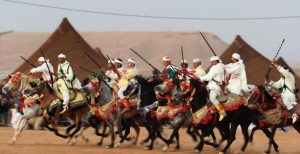 تشكل الخيام التقليدية والإبل عناصر أساسية في المشهد العام للموسم