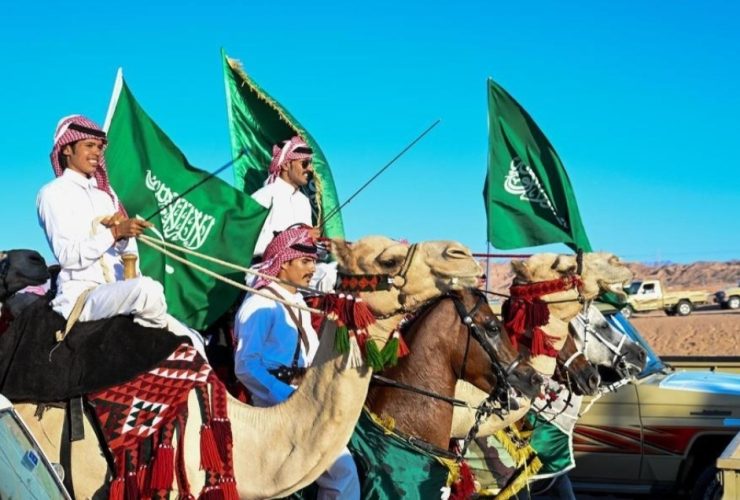 حقل تحتفي باليوم الوطني بمسيرات الخيل والهجن