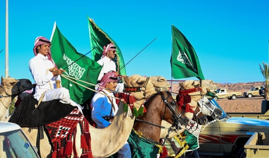 حقل تحتفي باليوم الوطني بمسيرات الخيل والهجن
