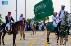 جاءت مشاركة الخيل والهجن متماشية مع طبيعة المنطقة وارتباط سكانها بهذه الأنشطة