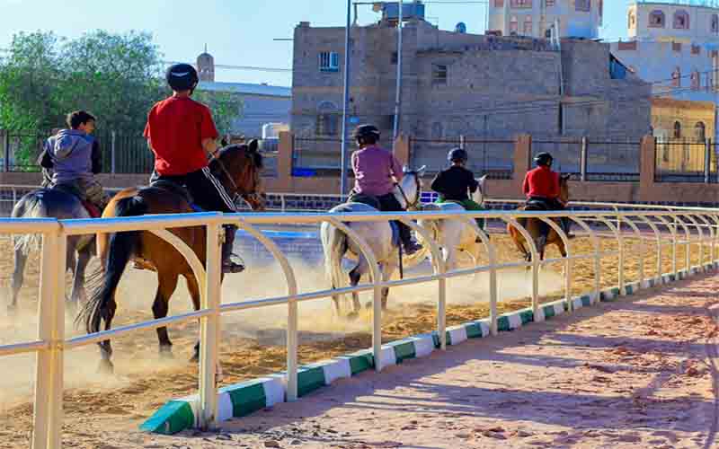 انطلاق بطولة أعياد سبتمبر لقفز الحواجز في صنعاء
