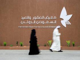 نادي سباقات الخيل يعرّف الجمهور بصناعة السباقات السعودية في معرض الصقور