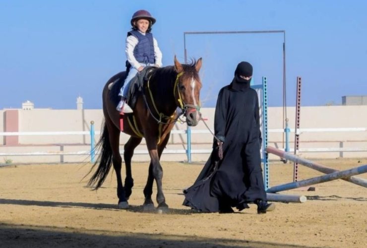 إسطبلات تعليم ركوب الخيل توسّع قاعدة الفروسية في القصيم