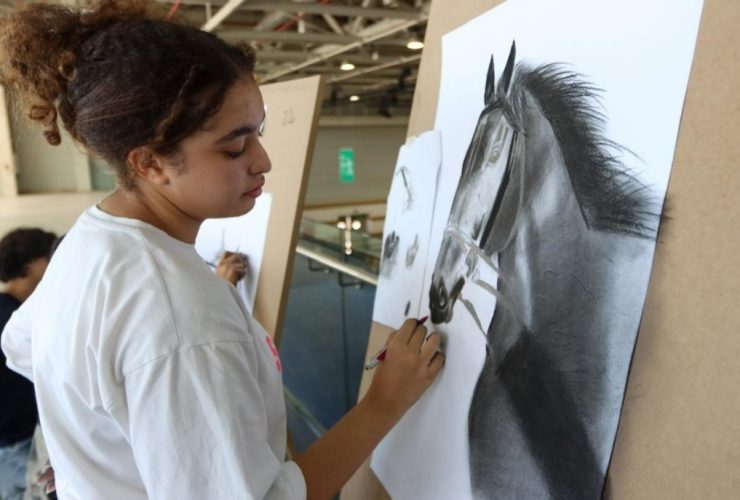 ست فتيات مغربيات يحصدن جوائز رسم الخيول في معرض الجديدة