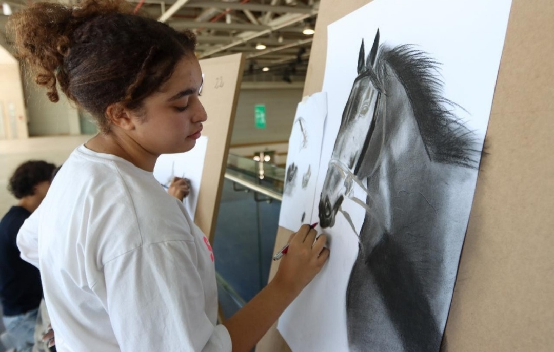 ست فتيات مغربيات يحصدن جوائز رسم الخيول في معرض الجديدة